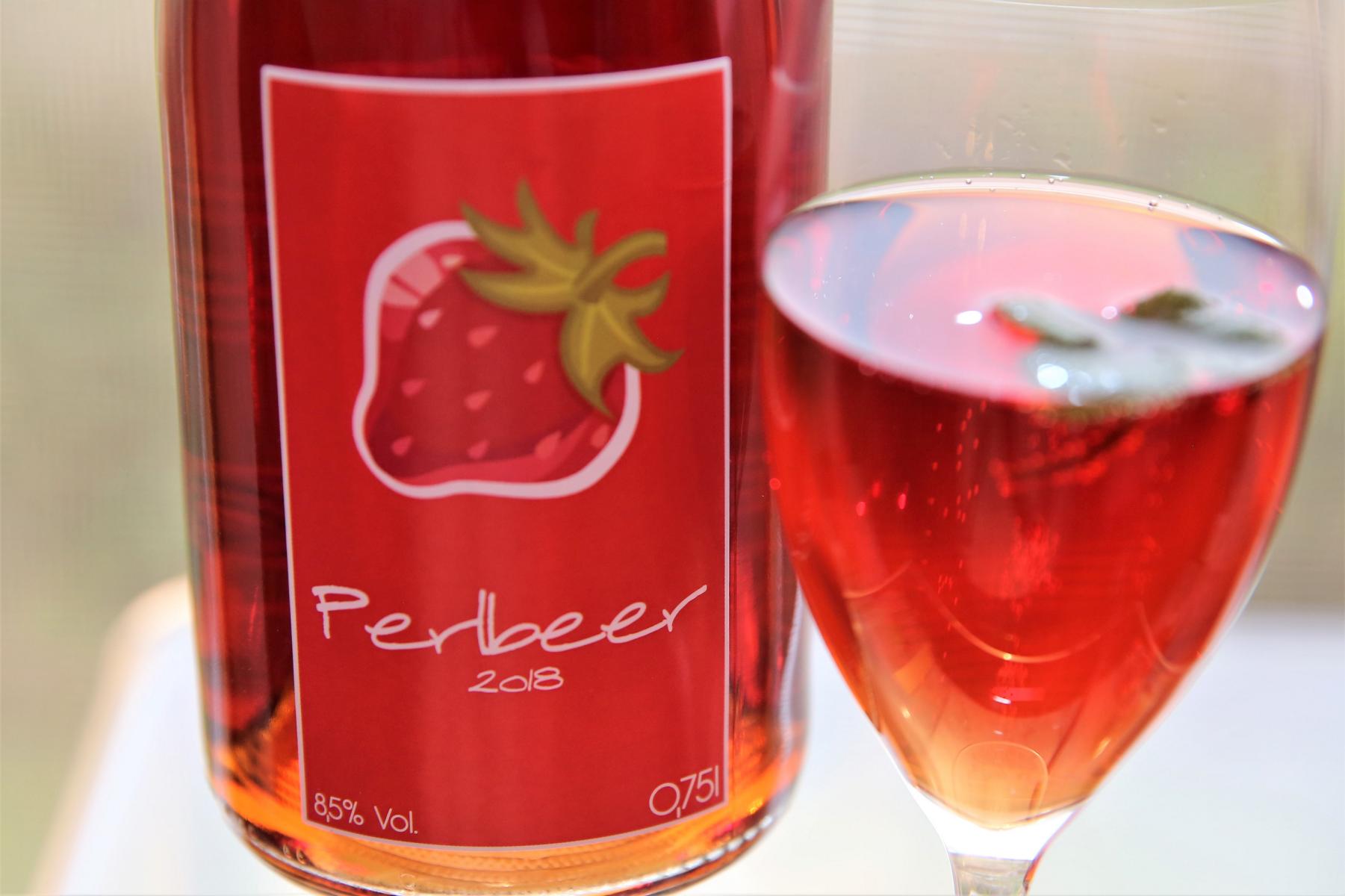 Unser preisgekrönter Erdbeersecco Perlbeer - Erdbeerland Enderle